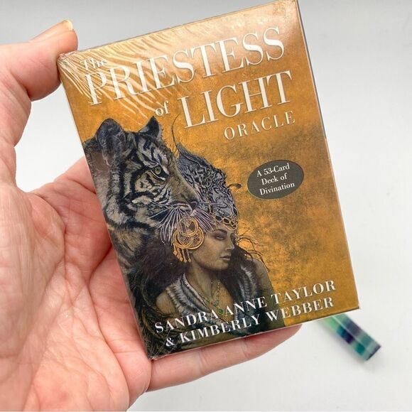 The Priestess Of Light Oracle Deck - Picture 4 of 4